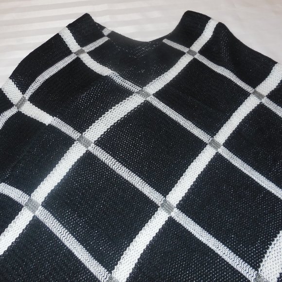 Poncho Pullover NWT Top Plaid black white fringed one size winterwear - Picture 7 of 8